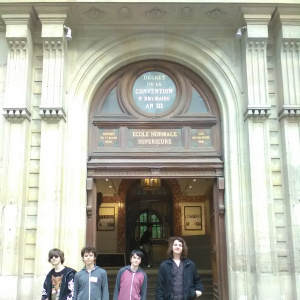 Robinson, Gaspard, Léo et Léo devant l'entrée de l'Ecole Normale Supérieure